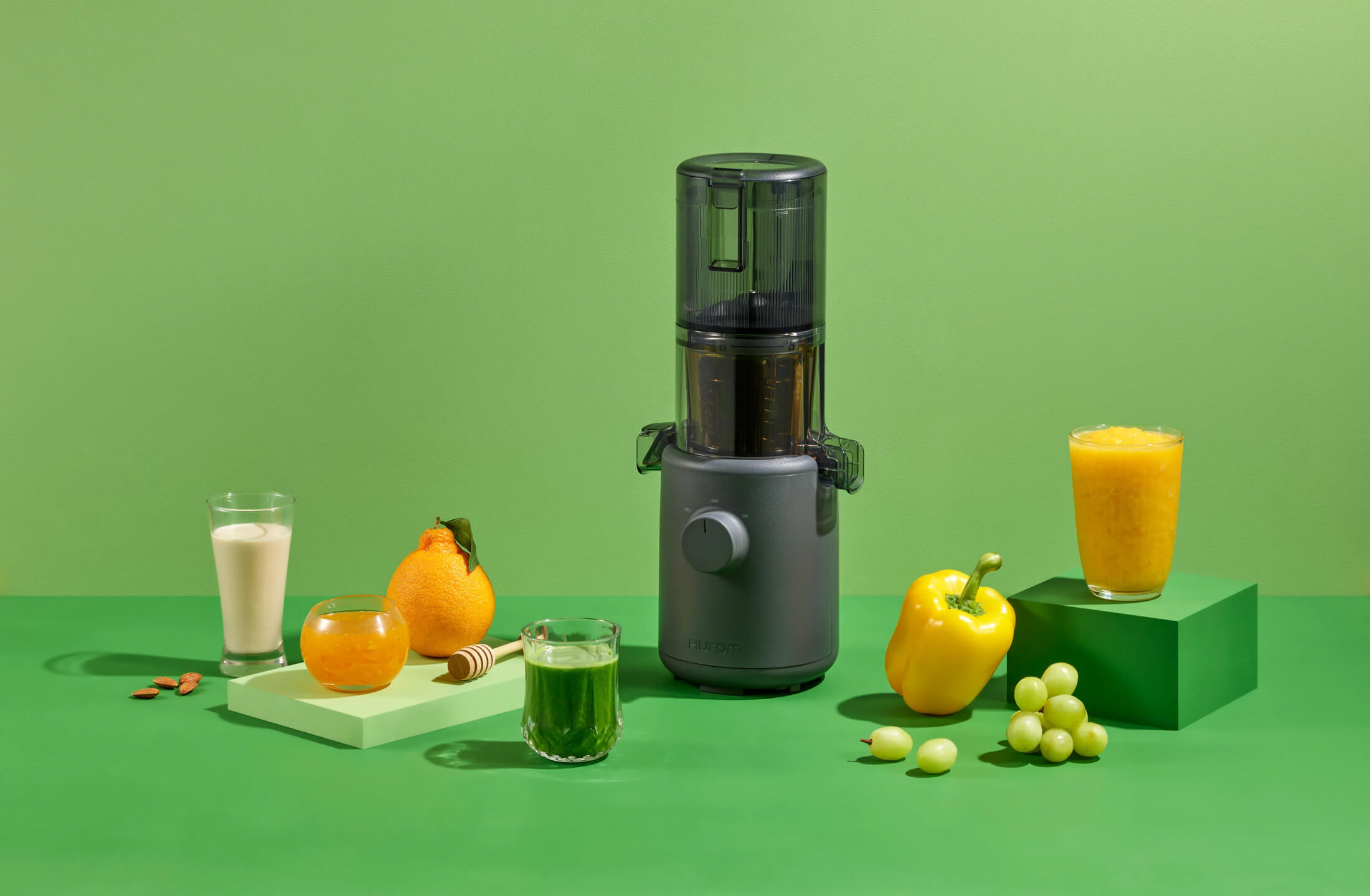 Hurom Slow Juicer 02